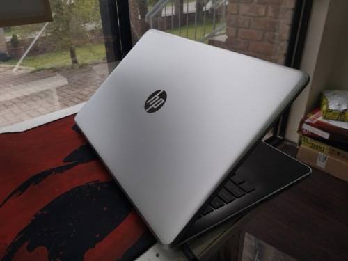 Beautiful 8th GEN i5 HP DESIGN**HP 15BS105*i5-8250U*4GB*1000GB HDD*WARRANTY 2019*